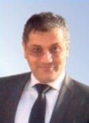 Дипломиран професор филолог на универзитет “св. Кирил и Методиј” – Скопје. Женет, татко на две деца.
